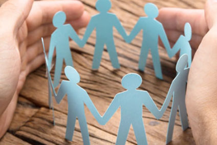 Runde Girlande mit Figuren aus Papier.