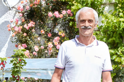 Rudolf Furtner vor Pflanzen aus seinem Garten.