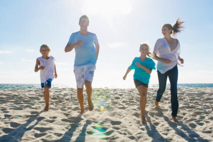 Eine Familie läuft über den Strand.