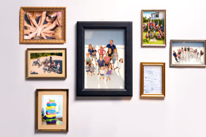 Bilderwand mit Fotos der Großfamilie