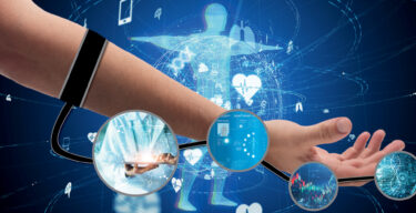 Bildmontage: Ein Arm vor blauem Hintergrund, auf dem sich ein menschlicher Umriss, Smartphones und Herzen bewegen.