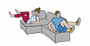Illustration einer Frau und eines Mann, die auf dem Sofa Sport machen.