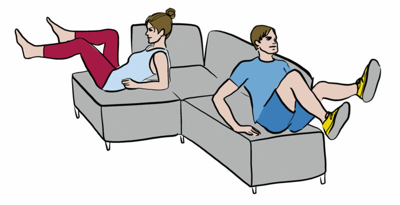 Illustration einer Frau und eines Mann, die mit den Beinen in der Luft auf dem Sofa liegen.