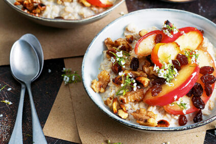 Porridge mit Apfel und Nüssen.